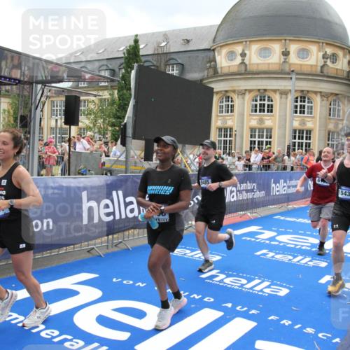 29.06.2025 - hella hamburg halbmarathon Michael Strokosch http://msf.ph/oto/8309958 29.06.2025 10:58:26 Ziel 1595, 4550, 4708, 4767, 5347, 6138, 6147, 7476, 9485, 11645, 11808, 14355, 15434, 16531, 17415, 18266, 18891 meine-sportfotos.de
