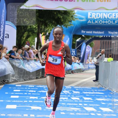 29.06.2025 - hella hamburg halbmarathon Strokosch-Dieckow http://msf.ph/oto/8309967 29.06.2025 10:12:21 Ziel 39, 47 meine-sportfotos.de