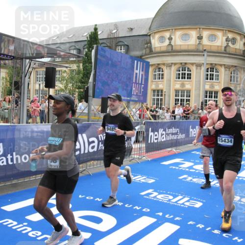 29.06.2025 - hella hamburg halbmarathon Michael Strokosch http://msf.ph/oto/8310024 29.06.2025 10:58:26 Ziel 1595, 4550, 4708, 4767, 5347, 6138, 6147, 7476, 9485, 11645, 11808, 14355, 15434, 16531, 17415, 18266, 18891 meine-sportfotos.de