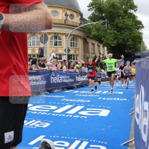 29.06.2025 - hella hamburg halbmarathon Strokosch-Dieckow http://msf.ph/oto/8310026 29.06.2025 10:56:50 Ziel 1955, 2282, 2378, 2741, 2759, 3836, 5033, 5418, 6835, 7716, 8825, 8996, 11043, 13816, 14369, 14461, 14678, 15097, 15134, 15431, 16008, 16009, 16620, 16679, 17133, 18634 meine-sportfotos.de