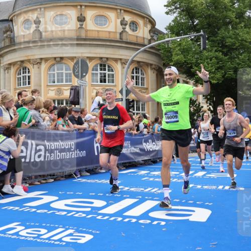 29.06.2025 - hella hamburg halbmarathon Strokosch-Dieckow http://msf.ph/oto/8310120 29.06.2025 10:56:51 Ziel 1955, 2282, 2378, 2741, 2759, 3836, 5033, 5418, 6835, 7716, 8669, 8825, 11043, 11212, 13816, 14461, 14678, 15097, 15431, 16008, 16009, 16620, 16679, 17133 meine-sportfotos.de