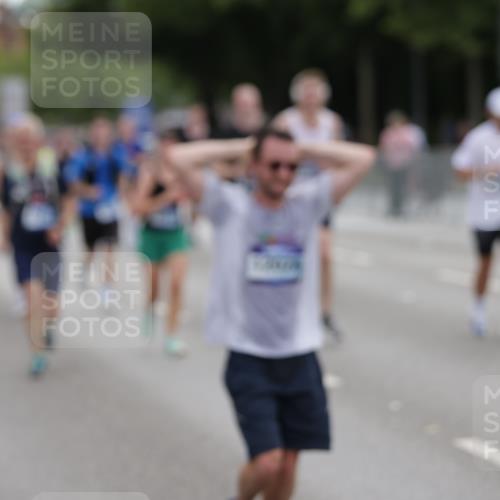 29.06.2025 - hella hamburg halbmarathon Jannik Wohlers http://msf.ph/oto/8310126 29.06.2025 10:38:26 Lombardsbrücke 56, 1232, 1390, 1451, 2524, 2534, 2693, 3307, 3323, 3726, 3927, 4028, 4257, 4259, 4260, 4316, 4320, 4964, 5913, 6875, 7263, 7849, 8367, 8583, 8747, 8783, 9455, 9708, 10554, 10604, 11059, 11635, 11697, 12028, 12072, 12075, 12722, 14557, 14558, 15755, 16181, 16346, 16388, 17333, 18050, 18504 meine-sportfotos.de