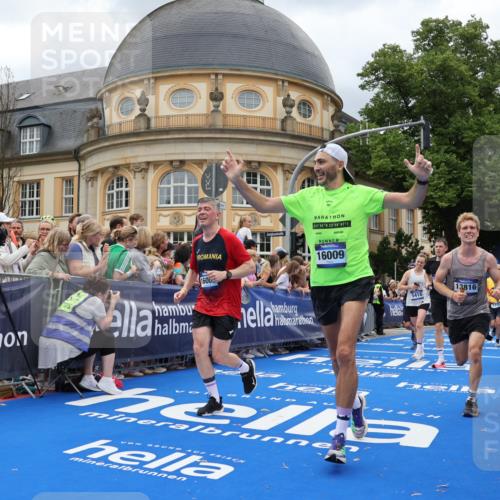 29.06.2025 - hella hamburg halbmarathon Strokosch-Dieckow http://msf.ph/oto/8310162 29.06.2025 10:56:52 Ziel 1955, 2282, 2378, 2741, 2759, 3836, 5033, 5418, 6835, 7716, 8669, 8825, 11043, 11212, 11638, 13816, 14461, 14678, 15097, 16008, 16009, 16470, 16620, 16679, 17133 meine-sportfotos.de