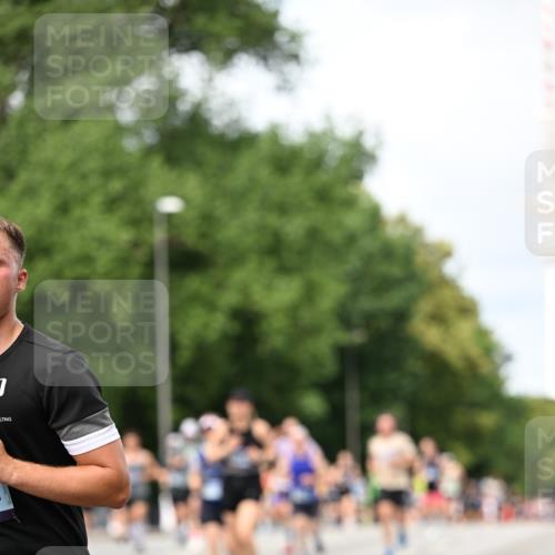 29.06.2025 - hella hamburg halbmarathon Dr. Thomas Lammeyer http://msf.ph/oto/8310216 29.06.2025 10:38:24 Kennedybrücke 1025, 1705, 1764, 1787, 2038, 2276, 2464, 2496, 2510, 2511, 2933, 3145, 3829, 4445, 4479, 4540, 4942, 5096, 5566, 5569, 5691, 6034, 6109, 6574, 6718, 6727, 7324, 7329, 7565, 7644, 8202, 8277, 8282, 9094, 9514, 10007, 10071, 10561, 10564, 11122, 11338, 11432 meine-sportfotos.de