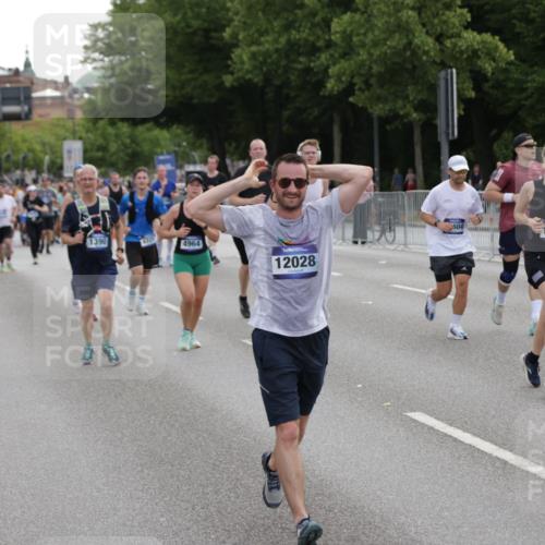 29.06.2025 - hella hamburg halbmarathon Jannik Wohlers http://msf.ph/oto/8310236 29.06.2025 10:38:26 Lombardsbrücke 56, 1232, 1390, 1451, 2524, 2534, 2693, 3307, 3323, 3726, 3927, 4028, 4257, 4259, 4260, 4316, 4320, 4964, 5913, 6875, 7263, 7849, 8367, 8583, 8747, 8783, 9455, 9708, 10554, 10604, 11059, 11635, 11697, 12028, 12072, 12075, 12722, 14557, 14558, 15755, 16181, 16346, 16388, 17333, 18050, 18504 meine-sportfotos.de