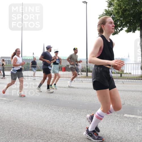 29.06.2025 - hella hamburg halbmarathon Lena Gebhardt http://msf.ph/oto/8310288 29.06.2025 10:37:15 Lombardsbrücke 18578, 6584, 7707, 1022, 1118, 1253, 1276, 1337, 1339, 1488, 1490, 1597, 1819, 1952, 1954, 2016, 2031, 2072, 2104, 2272, 2480, 2486, 2552, 2640, 3127, 3165, 3714, 3873, 3895, 4097, 4347, 4733, 4996, 5146, 5171, 5186, 5224, 5538, 5560, 5640, 5786, 5789, 5790, 5940, 6172, 6359, 6584, 6804, 6821, 6955, 7085, 7202, 7235, 7544, 7707, 7773, 7777, 7823, 8007, 8257, 8258, 8315, 8758, 8811, 8843, 8936, 8937, 9054, 9055, 9295, 9524 meine-sportfotos.de