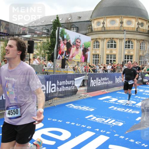 29.06.2025 - hella hamburg halbmarathon Michael Strokosch http://msf.ph/oto/8310319 29.06.2025 10:58:29 Ziel 4550, 4767, 5347, 6138, 7476, 9485, 11808, 14355, 15434, 16531, 17415, 18266, 18891, 19166 meine-sportfotos.de