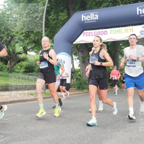 29.06.2025 - hella hamburg halbmarathon KatJ http://msf.ph/oto/8310331 29.06.2025 10:44:33 Zwischen KM18-KM19 1239, 1387, 3141, 4579, 6592 meine-sportfotos.de