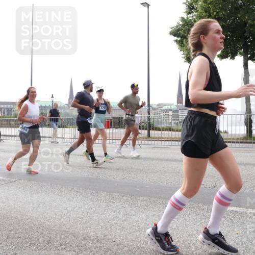 29.06.2025 - hella hamburg halbmarathon Lena Gebhardt http://msf.ph/oto/8310343 29.06.2025 10:37:15 Lombardsbrücke 18578, 6584, 7707, 1022, 1118, 1253, 1276, 1337, 1339, 1488, 1490, 1597, 1819, 1952, 1954, 2016, 2031, 2072, 2104, 2272, 2480, 2486, 2552, 2640, 3127, 3165, 3714, 3873, 3895, 4097, 4347, 4733, 4996, 5146, 5171, 5186, 5224, 5538, 5560, 5640, 5786, 5789, 5790, 5940, 6172, 6359, 6584, 6804, 6821, 6955, 7085, 7202, 7235, 7544, 7707, 7773, 7777, 7823, 8007, 8257, 8258, 8315, 8758, 8811, 8843, 8936, 8937, 9054, 9055, 9295, 9524 meine-sportfotos.de