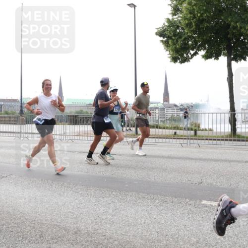 29.06.2025 - hella hamburg halbmarathon Lena Gebhardt http://msf.ph/oto/8310389 29.06.2025 10:37:16 Lombardsbrücke 2480, 18578, 584, 7707, 127, 1022, 1118, 1253, 1276, 1337, 1339, 1488, 1490, 1597, 1819, 1952, 1954, 2016, 2031, 2072, 2104, 2272, 2480, 2486, 2552, 2640, 3127, 3165, 3633, 3714, 3873, 3895, 4097, 4347, 4733, 4996, 5146, 5171, 5186, 5224, 5538, 5560, 5640, 5786, 5789, 5790, 5940, 6172, 6359, 6584, 6804, 6821, 6955, 7085, 7202, 7235, 7544, 7707, 7773, 7777, 7823, 8007, 8257, 8258, 8315, 8758, 8811, 8843, 8936, 8937, 9054, 9055, 9295, 9524 meine-sportfotos.de