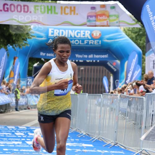 29.06.2025 - hella hamburg halbmarathon Strokosch-Dieckow http://msf.ph/oto/8310530 29.06.2025 10:12:18 Ziel 39, 47 meine-sportfotos.de