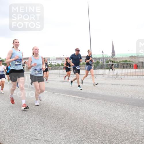 29.06.2025 - hella hamburg halbmarathon Lena Gebhardt http://msf.ph/oto/8310566 29.06.2025 10:56:27 Lombardsbrücke 15103, 18798, 17649, 17673, 5757, 1047, 1113, 1738, 1909, 2095, 2143, 2307, 2793, 2887, 2915, 2991, 3257, 3268, 3438, 3520, 3614, 3675, 3676, 3953, 3987, 4083, 4354, 4473, 4773, 4836, 5237, 5306, 5438, 5580, 5693, 5757, 5911, 5994, 6348, 6349, 6494, 6690, 6968, 7025, 7028, 7090, 7307, 7616, 7711, 8005, 8108, 8305, 8517, 8606, 8766, 8939, 8943, 9172, 9210, 9383, 9435, 9606, 9838, 9910, 9948, 9953, 10555, 10569, 10571, 10640, 10740, 10784, 10987 meine-sportfotos.de
