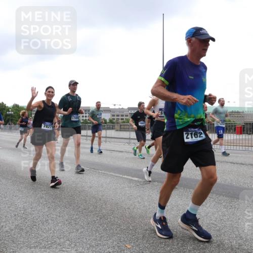 29.06.2025 - hella hamburg halbmarathon Lena Gebhardt http://msf.ph/oto/8310593 29.06.2025 10:46:58 Lombardsbrücke 18924, 7827, 5700, 18881, 6, 2162, 18, 1073, 1185, 1286, 1363, 1371, 1375, 1593, 1607, 1720, 1961, 1999, 2162, 2211, 2320, 2327, 2537, 2555, 2556, 2665, 2697, 2981, 3277, 3406, 3407, 3469, 3734, 3823, 4184, 4202, 4239, 4296, 4342, 4355, 4483, 4604, 5111, 5114, 5700, 5796, 5953, 6124, 6161, 6485, 6496, 6740, 6879, 7073, 7412, 7430, 7431, 7767, 7827, 8131, 8477, 8486, 8551, 8553, 8684, 8706, 8967, 9691, 10230, 13969, 14261, 15852, 16882, 16987 meine-sportfotos.de