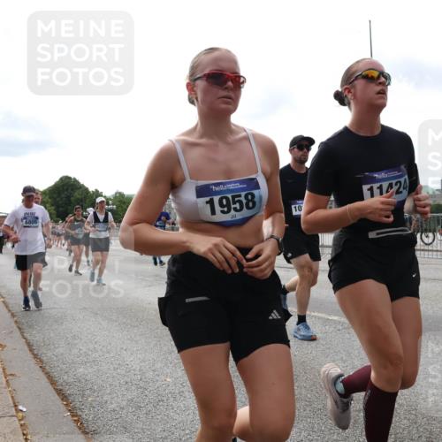 29.06.2025 - hella hamburg halbmarathon Lena Gebhardt http://msf.ph/oto/8310631 29.06.2025 10:21:57 Lombardsbrücke 6805, 16781, 1958, 10, 11424, 1003, 1072, 1158, 1191, 1250, 1294, 1419, 1668, 1958, 1963, 2009, 2063, 2172, 2315, 2353, 2514, 2529, 2744, 3050, 3172, 3458, 3606, 3768, 3770, 3825, 3826, 3995, 4046, 4289, 4366, 4375, 4376, 4697, 5122, 5412, 5641, 5759, 5957, 6086, 6103, 6475, 6676, 6805, 6881, 6977, 7075, 7162, 7612, 7672, 8286, 8431, 8715, 8860, 8884, 8896, 8954, 8959, 9002, 9062, 9369, 9483, 9499, 9532, 10374, 10874 meine-sportfotos.de