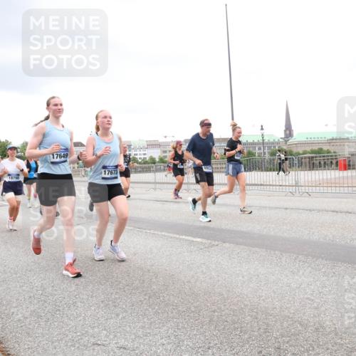 29.06.2025 - hella hamburg halbmarathon Lena Gebhardt http://msf.ph/oto/8310640 29.06.2025 10:56:27 Lombardsbrücke 15103, 18798, 17649, 17673, 1047, 1113, 1738, 1909, 2095, 2143, 2307, 2793, 2887, 2915, 2991, 3257, 3268, 3438, 3520, 3614, 3675, 3676, 3953, 3987, 4083, 4354, 4473, 4773, 4836, 5237, 5306, 5438, 5580, 5693, 5757, 5911, 5994, 6348, 6349, 6494, 6690, 6968, 7025, 7028, 7090, 7307, 7616, 7711, 8005, 8108, 8305, 8517, 8606, 8766, 8939, 8943, 9172, 9210, 9383, 9435, 9606, 9838, 9910, 9948, 9953, 10555, 10569, 10571, 10640, 10740, 10784, 10987 meine-sportfotos.de