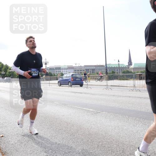 29.06.2025 - hella hamburg halbmarathon Lena Gebhardt http://msf.ph/oto/8310647 29.06.2025 10:12:16 Lombardsbrücke 9705, 253, 1637, 1062, 1610, 1785, 1790, 1850, 2661, 2963, 2964, 3182, 3248, 3262, 3746, 4453, 4499, 4554, 5166, 5176, 5379, 5597, 5598, 6822, 6871, 6966, 7014, 7474, 9191, 9253, 9254, 9405, 9705, 10042, 10409, 10581, 10685, 11509, 11525, 11537, 11581, 11917, 13171, 13542, 13958, 14060, 14196, 14313, 14384, 14863, 14868, 15137, 16379, 16473, 16976, 17774, 18261, 18395, 18429, 18493, 18655 meine-sportfotos.de