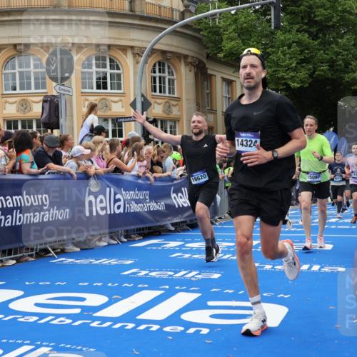 29.06.2025 - hella hamburg halbmarathon Strokosch-Dieckow http://msf.ph/oto/8310655 29.06.2025 10:56:56 Ziel 1485, 1955, 2282, 2741, 2759, 4299, 5033, 5418, 6835, 7716, 8669, 11043, 11143, 11212, 11638, 14678, 15097, 16470, 16620, 16679, 16909, 18719, 19091 meine-sportfotos.de