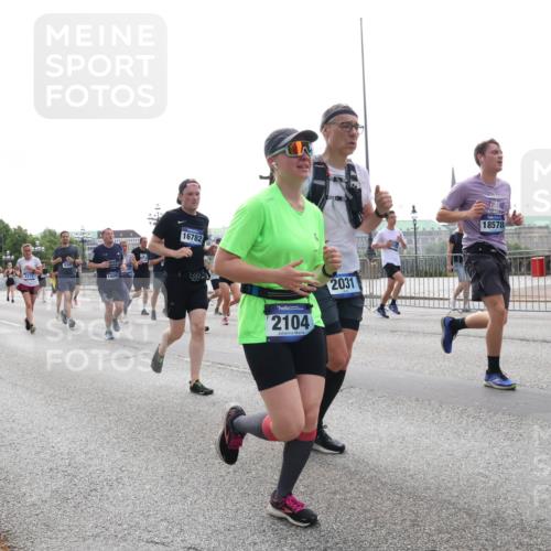 29.06.2025 - hella hamburg halbmarathon Lena Gebhardt http://msf.ph/oto/8310662 29.06.2025 10:37:17 Lombardsbrücke 17388, 2272, 16192, 4347, 14202, 16782, 2104, 2031, 18578, 1022, 1118, 1253, 1276, 1337, 1339, 1488, 1490, 1597, 1819, 1952, 1954, 2016, 2031, 2072, 2104, 2272, 2480, 2486, 2552, 2640, 3127, 3165, 3633, 3714, 3873, 3895, 4097, 4347, 4733, 4996, 5146, 5171, 5186, 5224, 5538, 5560, 5640, 5786, 5789, 5790, 5940, 6172, 6359, 6584, 6804, 6821, 6955, 7085, 7124, 7202, 7235, 7544, 7707, 7773, 7777, 7823, 8007, 8257, 8258, 8315, 8758, 8811, 8843, 8936, 8937, 9054, 9055, 9295, 9524 meine-sportfotos.de