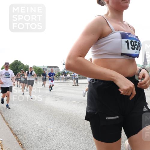 29.06.2025 - hella hamburg halbmarathon Lena Gebhardt http://msf.ph/oto/8310680 29.06.2025 10:21:57 Lombardsbrücke 6805, 16781, 1958, 1003, 1072, 1158, 1191, 1250, 1294, 1419, 1668, 1958, 1963, 2009, 2063, 2172, 2315, 2353, 2514, 2529, 2744, 3050, 3172, 3458, 3606, 3768, 3770, 3825, 3826, 3995, 4046, 4289, 4366, 4375, 4376, 4697, 5122, 5412, 5641, 5759, 5957, 6086, 6103, 6475, 6676, 6805, 6881, 6977, 7075, 7162, 7612, 7672, 8286, 8431, 8715, 8860, 8884, 8896, 8954, 8959, 9002, 9062, 9369, 9483, 9499, 9532, 10374, 10874 meine-sportfotos.de