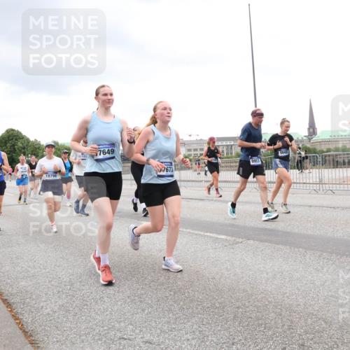 29.06.2025 - hella hamburg halbmarathon Lena Gebhardt http://msf.ph/oto/8310718 29.06.2025 10:56:27 Lombardsbrücke 15103, 18798, 122, 7649, 9953, 7673, 9948, 1047, 1113, 1738, 1909, 2095, 2143, 2307, 2793, 2887, 2915, 2991, 3257, 3268, 3438, 3520, 3614, 3675, 3676, 3953, 3987, 4083, 4354, 4473, 4773, 4836, 5237, 5306, 5438, 5580, 5693, 5757, 5911, 5994, 6348, 6349, 6494, 6690, 6968, 7025, 7028, 7090, 7307, 7616, 7711, 8005, 8108, 8305, 8517, 8606, 8766, 8939, 8943, 9172, 9210, 9383, 9435, 9606, 9838, 9910, 9948, 9953, 10555, 10569, 10571, 10640, 10740, 10784, 10987 meine-sportfotos.de