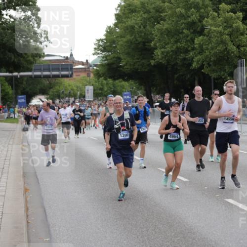 29.06.2025 - hella hamburg halbmarathon Jannik Wohlers http://msf.ph/oto/8310780 29.06.2025 10:38:28 Lombardsbrücke 56, 1232, 1390, 1451, 2524, 2534, 2693, 3307, 3927, 4257, 4259, 4260, 4320, 4964, 5913, 6062, 7263, 7849, 8367, 8583, 8747, 8783, 9455, 9708, 10554, 10604, 11059, 12028, 12072, 12722, 13060, 14557, 14558, 14856, 15755, 16181, 16346, 16388, 17333, 18050, 18504 meine-sportfotos.de