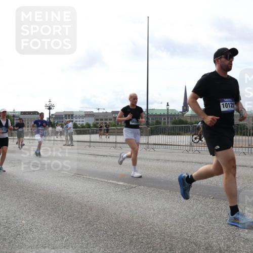 29.06.2025 - hella hamburg halbmarathon Lena Gebhardt http://msf.ph/oto/8310815 29.06.2025 10:21:58 Lombardsbrücke 6805, 16781, 3606, 10125, 1003, 1072, 1158, 1191, 1250, 1294, 1419, 1668, 1958, 1963, 2009, 2063, 2172, 2315, 2353, 2514, 2529, 2744, 3050, 3172, 3458, 3606, 3768, 3770, 3825, 3826, 3995, 4046, 4289, 4366, 4375, 4376, 4697, 5122, 5412, 5641, 5759, 5957, 6086, 6475, 6676, 6805, 6881, 6977, 7075, 7162, 7612, 7672, 8286, 8431, 8715, 8860, 8884, 8896, 8954, 8959, 9002, 9062, 9369, 9483, 9499, 9532, 10874 meine-sportfotos.de