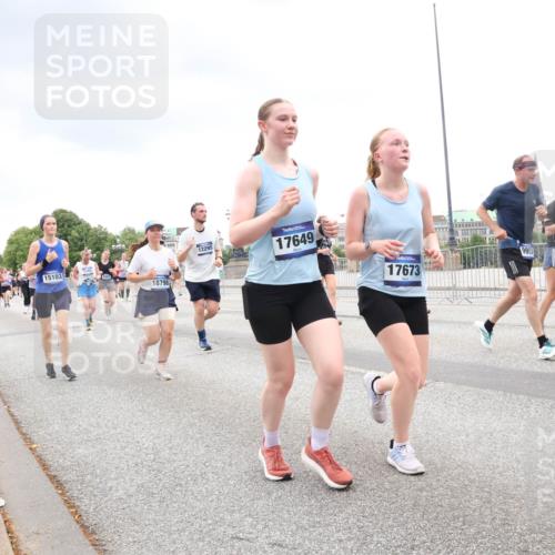 29.06.2025 - hella hamburg halbmarathon Lena Gebhardt http://msf.ph/oto/8310871 29.06.2025 10:56:28 Lombardsbrücke 15103, 18798, 12295, 17649, 9953, 17673, 9948, 1047, 1113, 1738, 1909, 2095, 2143, 2307, 2887, 2915, 2991, 3257, 3268, 3438, 3516, 3517, 3520, 3614, 3675, 3676, 3953, 3987, 4083, 4354, 4473, 4773, 4836, 5237, 5306, 5438, 5580, 5693, 5757, 5911, 5994, 6348, 6349, 6494, 6690, 6968, 7025, 7028, 7090, 7307, 7616, 7711, 8005, 8108, 8150, 8305, 8517, 8606, 8766, 8939, 8943, 9172, 9210, 9383, 9435, 9606, 9838, 9910, 9948, 9953, 10555, 10569, 10571, 10640, 10740, 10784, 10987 meine-sportfotos.de