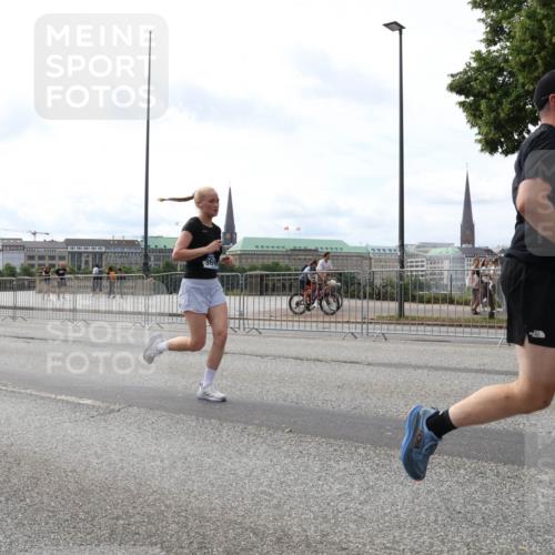 29.06.2025 - hella hamburg halbmarathon Lena Gebhardt http://msf.ph/oto/8310897 29.06.2025 10:21:58 Lombardsbrücke 360, 1003, 1072, 1158, 1191, 1250, 1294, 1419, 1668, 1958, 1963, 2009, 2063, 2172, 2315, 2353, 2514, 2529, 2744, 3050, 3172, 3458, 3606, 3768, 3770, 3825, 3826, 3995, 4046, 4289, 4366, 4375, 4376, 4697, 5122, 5412, 5641, 5759, 5957, 6086, 6475, 6676, 6805, 6881, 6977, 7075, 7162, 7612, 7672, 8286, 8431, 8715, 8860, 8884, 8896, 8954, 8959, 9002, 9062, 9369, 9483, 9499, 9532, 10874 meine-sportfotos.de