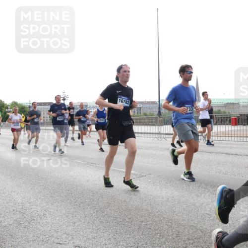 29.06.2025 - hella hamburg halbmarathon Lena Gebhardt http://msf.ph/oto/8310906 29.06.2025 10:37:17 Lombardsbrücke 46192, 14202, 17388, 17687, 2272, 12103, 16782, 733, 1022, 1118, 1253, 1276, 1337, 1339, 1488, 1490, 1597, 1819, 1952, 1954, 2016, 2031, 2072, 2104, 2272, 2480, 2486, 2552, 2640, 3127, 3165, 3633, 3714, 3873, 3895, 4097, 4347, 4733, 4996, 5146, 5171, 5186, 5224, 5538, 5560, 5640, 5786, 5789, 5790, 5940, 6172, 6359, 6584, 6804, 6821, 6955, 7085, 7124, 7202, 7235, 7544, 7707, 7773, 7777, 7823, 8007, 8257, 8258, 8315, 8758, 8811, 8843, 8936, 8937, 9054, 9055, 9295, 9524 meine-sportfotos.de