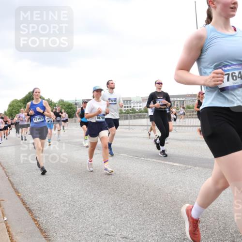 29.06.2025 - hella hamburg halbmarathon Lena Gebhardt http://msf.ph/oto/8310954 29.06.2025 10:56:28 Lombardsbrücke 15103, 18798, 12295, 12, 7649, 17, 1047, 1113, 1738, 1909, 2095, 2143, 2307, 2887, 2915, 2991, 3257, 3268, 3438, 3516, 3517, 3520, 3614, 3675, 3676, 3953, 3987, 4083, 4354, 4473, 4773, 4836, 5237, 5306, 5438, 5580, 5693, 5757, 5911, 5994, 6348, 6349, 6494, 6690, 6968, 7025, 7028, 7090, 7307, 7616, 7711, 8005, 8108, 8150, 8305, 8517, 8606, 8766, 8939, 8943, 9172, 9210, 9383, 9435, 9606, 9838, 9910, 9948, 9953, 10555, 10569, 10571, 10640, 10740, 10784, 10987 meine-sportfotos.de
