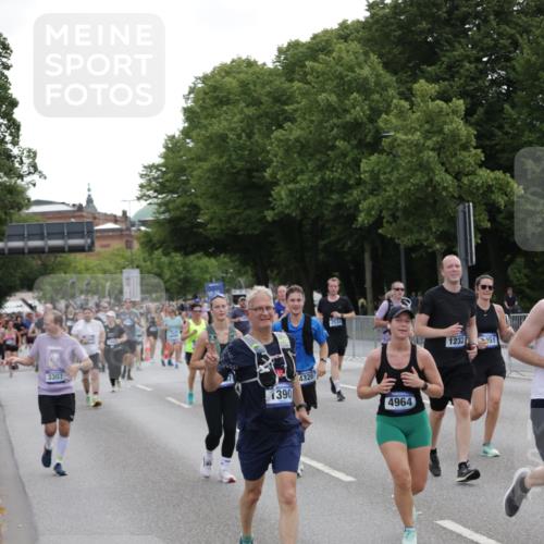 29.06.2025 - hella hamburg halbmarathon Jannik Wohlers http://msf.ph/oto/8310956 29.06.2025 10:38:29 Lombardsbrücke 56, 1232, 1390, 1451, 2524, 2534, 2693, 3307, 3745, 3927, 4257, 4320, 4964, 6062, 7263, 7849, 8367, 8583, 8747, 8783, 9455, 9708, 10072, 10554, 10604, 11059, 12028, 12072, 12722, 13060, 13922, 14557, 14558, 14856, 15755, 16181, 16346, 16388, 18050, 18504 meine-sportfotos.de