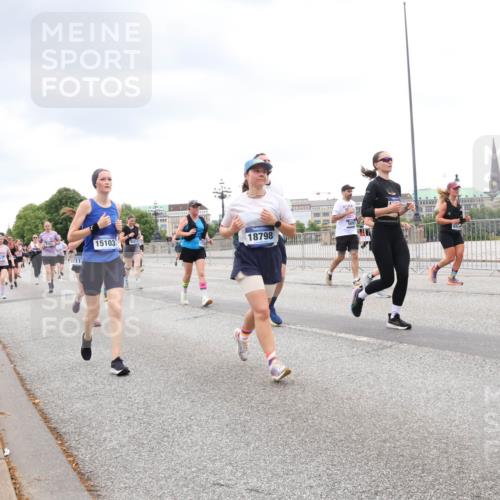 29.06.2025 - hella hamburg halbmarathon Lena Gebhardt http://msf.ph/oto/8310977 29.06.2025 10:56:29 Lombardsbrücke 111, 15103, 18798, 1047, 1113, 1738, 1909, 2095, 2143, 2307, 2887, 2915, 2991, 3257, 3268, 3438, 3516, 3517, 3520, 3614, 3675, 3676, 3953, 3987, 4083, 4094, 4118, 4354, 4773, 4836, 5237, 5438, 5580, 5693, 5757, 5911, 5994, 6348, 6349, 6494, 6690, 6968, 7025, 7028, 7090, 7307, 7616, 7711, 8005, 8108, 8150, 8305, 8517, 8606, 8766, 8939, 8943, 9172, 9210, 9383, 9435, 9606, 9838, 9910, 9948, 9953, 10555, 10569, 10571, 10640, 10740, 10784, 10987 meine-sportfotos.de