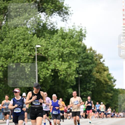 29.06.2025 - hella hamburg halbmarathon Dr. Thomas Lammeyer http://msf.ph/oto/8310981 29.06.2025 10:38:27 Kennedybrücke 1025, 1705, 1764, 1787, 2038, 2276, 2464, 2496, 2510, 2511, 2933, 3145, 3829, 4445, 4479, 4540, 4942, 5096, 5566, 5569, 5609, 5691, 6034, 6105, 6109, 6574, 6718, 6727, 6843, 7324, 7329, 7644, 8202, 8282, 9094, 9514, 10007, 10071, 10561, 10564, 11122, 11245, 11338, 11432 meine-sportfotos.de