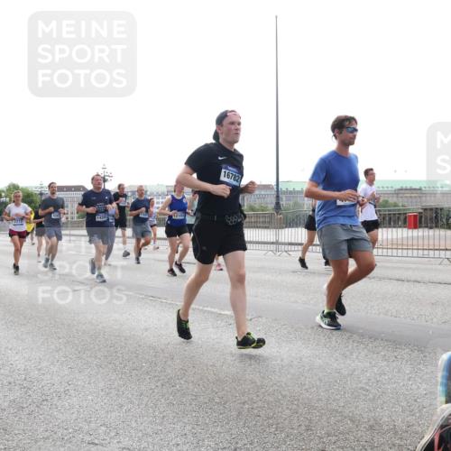 29.06.2025 - hella hamburg halbmarathon Lena Gebhardt http://msf.ph/oto/8311008 29.06.2025 10:37:17 Lombardsbrücke 5192, 17388, 5560, 434, 2272, 1420, 17687, 12103, 16782, 1022, 1118, 1253, 1276, 1337, 1339, 1488, 1490, 1597, 1819, 1952, 1954, 2016, 2031, 2072, 2104, 2272, 2480, 2486, 2552, 2640, 3127, 3165, 3633, 3714, 3873, 3895, 4097, 4347, 4733, 4996, 5146, 5171, 5186, 5224, 5538, 5560, 5640, 5786, 5789, 5790, 5940, 6172, 6359, 6584, 6804, 6821, 6955, 7085, 7124, 7202, 7235, 7544, 7707, 7773, 7777, 7823, 8007, 8257, 8258, 8315, 8758, 8811, 8843, 8936, 8937, 9054, 9055, 9295, 9524 meine-sportfotos.de