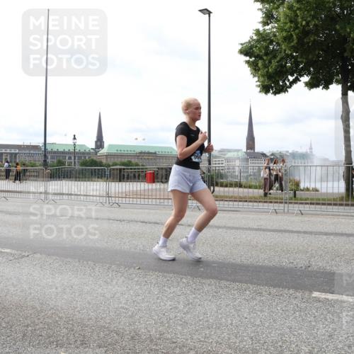 29.06.2025 - hella hamburg halbmarathon Lena Gebhardt http://msf.ph/oto/8311023 29.06.2025 10:21:59 Lombardsbrücke 9062, 21, 36, 1003, 1072, 1158, 1191, 1250, 1294, 1419, 1668, 1958, 1963, 2009, 2063, 2172, 2315, 2353, 2514, 2529, 2744, 3050, 3172, 3458, 3606, 3768, 3770, 3995, 4046, 4289, 4366, 4375, 4376, 4697, 5122, 5412, 5641, 5759, 5957, 6086, 6475, 6676, 6805, 6881, 6977, 7075, 7162, 7612, 7672, 8286, 8431, 8715, 8860, 8884, 8896, 8954, 8959, 9002, 9062, 9369, 9483, 9532, 10874 meine-sportfotos.de