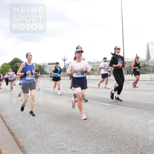 29.06.2025 - hella hamburg halbmarathon Lena Gebhardt http://msf.ph/oto/8311038 29.06.2025 10:56:29 Lombardsbrücke 1113, 15103, 18798, 12296, 1047, 1113, 1738, 1909, 2095, 2143, 2307, 2887, 2915, 2991, 3257, 3268, 3438, 3516, 3517, 3520, 3614, 3675, 3676, 3953, 3987, 4083, 4094, 4118, 4354, 4773, 4836, 5237, 5438, 5580, 5693, 5757, 5911, 5994, 6348, 6349, 6494, 6690, 6968, 7025, 7028, 7090, 7307, 7616, 7711, 8005, 8108, 8150, 8305, 8517, 8606, 8766, 8939, 8943, 9172, 9210, 9383, 9435, 9606, 9838, 9910, 9948, 9953, 10555, 10569, 10571, 10640, 10740, 10784, 10987 meine-sportfotos.de