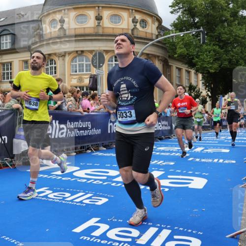29.06.2025 - hella hamburg halbmarathon Strokosch-Dieckow http://msf.ph/oto/8311075 29.06.2025 10:57:01 Ziel 1485, 2282, 2759, 4261, 4299, 5033, 8669, 11043, 11143, 11212, 11638, 13691, 14408, 14588, 14678, 15097, 15726, 16470, 16620, 16909, 17617, 18208, 18719, 19091 meine-sportfotos.de