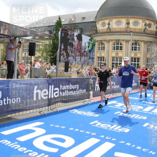 29.06.2025 - hella hamburg halbmarathon Michael Strokosch http://msf.ph/oto/8311094 29.06.2025 10:58:36 Ziel 2619, 2978, 3251, 4467, 5341, 6595, 7082, 7659, 9316, 12712, 12809, 12879, 18501, 18556, 19166 meine-sportfotos.de