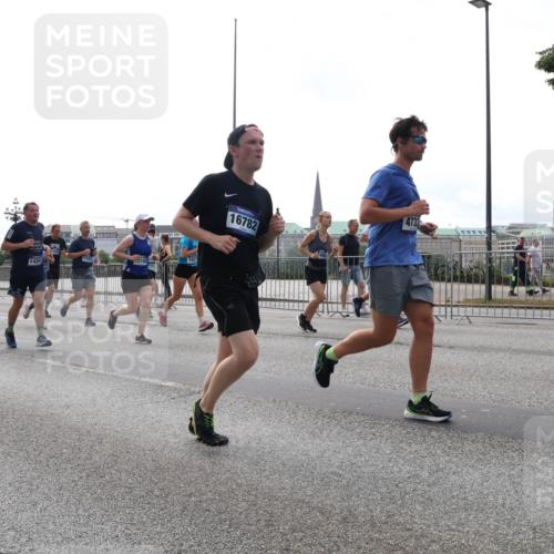 29.06.2025 - hella hamburg halbmarathon Lena Gebhardt http://msf.ph/oto/8311117 29.06.2025 10:37:17 Lombardsbrücke 1420, 2272, 2103, 16782, 4733, 1022, 1118, 1253, 1276, 1337, 1339, 1488, 1490, 1597, 1819, 1952, 1954, 2016, 2031, 2072, 2104, 2272, 2480, 2486, 2552, 2640, 3127, 3165, 3633, 3714, 3873, 3895, 4097, 4347, 4733, 4996, 5146, 5171, 5186, 5224, 5538, 5560, 5640, 5786, 5789, 5790, 5940, 6172, 6359, 6584, 6804, 6821, 6955, 7085, 7124, 7202, 7235, 7544, 7707, 7773, 7777, 7823, 8007, 8257, 8258, 8315, 8758, 8811, 8843, 8936, 8937, 9054, 9055, 9295, 9524 meine-sportfotos.de