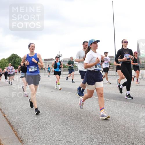 29.06.2025 - hella hamburg halbmarathon Lena Gebhardt http://msf.ph/oto/8311122 29.06.2025 10:56:29 Lombardsbrücke 1113, 15103, 122, 5693, 18798, 173, 1047, 1113, 1738, 1909, 2095, 2143, 2307, 2887, 2915, 2991, 3257, 3268, 3438, 3516, 3517, 3520, 3614, 3675, 3676, 3953, 3987, 4083, 4094, 4118, 4354, 4773, 4836, 5237, 5438, 5580, 5693, 5757, 5911, 5994, 6348, 6349, 6494, 6690, 6968, 7025, 7028, 7090, 7307, 7616, 7711, 8005, 8108, 8150, 8305, 8517, 8606, 8766, 8939, 8943, 9172, 9210, 9383, 9435, 9606, 9838, 9910, 9948, 9953, 10555, 10569, 10571, 10640, 10740, 10784, 10987 meine-sportfotos.de