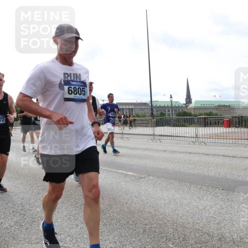 29.06.2025 - hella hamburg halbmarathon Lena Gebhardt http://msf.ph/oto/8311157 29.06.2025 10:21:59 Lombardsbrücke 2172, 6805, 1003, 1072, 1158, 1191, 1250, 1294, 1419, 1668, 1958, 1963, 2009, 2063, 2172, 2315, 2353, 2514, 2529, 2744, 3050, 3172, 3458, 3606, 3768, 3770, 3995, 4046, 4289, 4366, 4375, 4376, 4697, 5122, 5412, 5641, 5759, 5957, 6086, 6475, 6676, 6805, 6881, 6977, 7075, 7162, 7612, 7672, 8286, 8431, 8715, 8860, 8884, 8896, 8954, 8959, 9002, 9062, 9369, 9483, 9532, 10874 meine-sportfotos.de