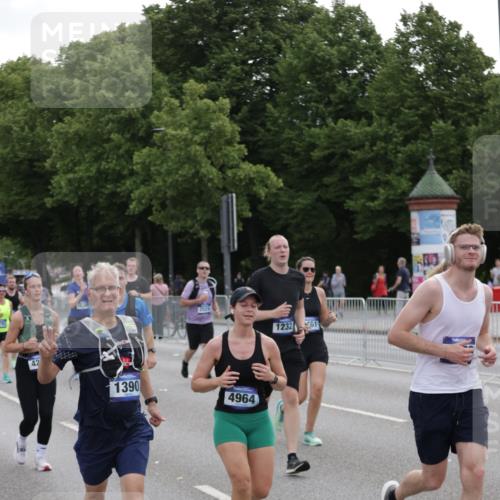 29.06.2025 - hella hamburg halbmarathon Jannik Wohlers http://msf.ph/oto/8311165 29.06.2025 10:38:29 Lombardsbrücke 56, 1232, 1390, 1451, 2524, 2534, 2693, 3307, 3745, 3927, 4257, 4320, 4964, 6062, 7263, 7849, 8367, 8583, 8747, 8783, 9455, 9708, 10072, 10554, 10604, 11059, 12028, 12072, 12722, 13060, 13922, 14557, 14558, 14856, 15755, 16181, 16346, 16388, 18050, 18504 meine-sportfotos.de