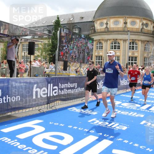 29.06.2025 - hella hamburg halbmarathon Michael Strokosch http://msf.ph/oto/8311174 29.06.2025 10:58:36 Ziel 2619, 2978, 3251, 4467, 5341, 6595, 7082, 7659, 9316, 12712, 12809, 12879, 18501, 18556, 19166 meine-sportfotos.de