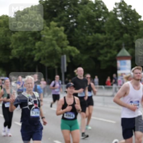 29.06.2025 - hella hamburg halbmarathon Jannik Wohlers http://msf.ph/oto/8311197 29.06.2025 10:38:29 Lombardsbrücke 56, 1232, 1390, 1451, 2524, 2534, 2693, 3307, 3745, 3927, 4257, 4320, 4964, 6062, 7263, 7849, 8367, 8583, 8747, 8783, 9455, 9708, 10072, 10554, 10604, 11059, 12028, 12072, 12722, 13060, 13922, 14557, 14558, 14856, 15755, 16181, 16346, 16388, 18050, 18504 meine-sportfotos.de