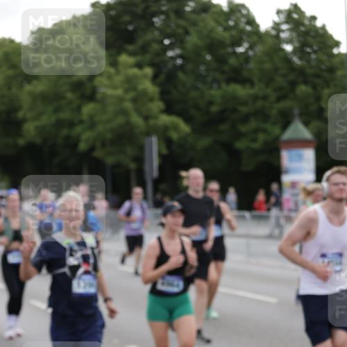 29.06.2025 - hella hamburg halbmarathon Jannik Wohlers http://msf.ph/oto/8311223 29.06.2025 10:38:29 Lombardsbrücke 56, 1232, 1390, 1451, 2524, 2534, 2693, 3307, 3745, 3927, 4257, 4320, 4964, 6062, 7263, 7849, 8367, 8583, 8747, 8783, 9455, 9708, 10072, 10554, 10604, 11059, 12028, 12072, 12722, 13060, 13922, 14557, 14558, 14856, 15755, 16181, 16346, 16388, 18050, 18504 meine-sportfotos.de
