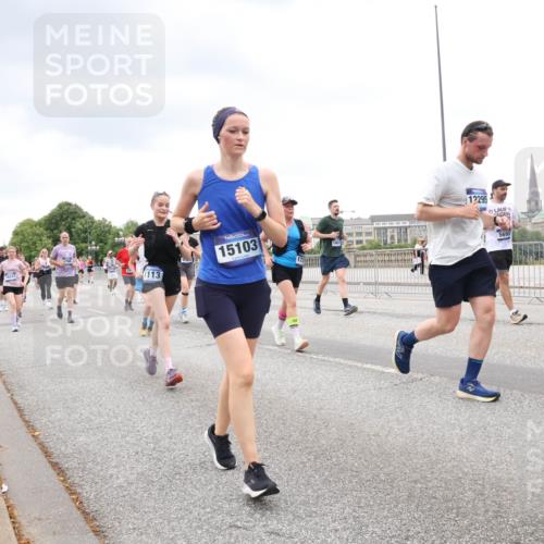 29.06.2025 - hella hamburg halbmarathon Lena Gebhardt http://msf.ph/oto/8311240 29.06.2025 10:56:30 Lombardsbrücke 1113, 15103, 12295, 5693, 1047, 1113, 1738, 1909, 2095, 2143, 2307, 2887, 2915, 2991, 3257, 3438, 3516, 3517, 3520, 3614, 3675, 3676, 3953, 3987, 4083, 4094, 4118, 4354, 4773, 4836, 5237, 5438, 5580, 5693, 5757, 5911, 5944, 6348, 6349, 6494, 6690, 6968, 7025, 7028, 7090, 7307, 7616, 7711, 8005, 8108, 8150, 8305, 8517, 8606, 8766, 8939, 8943, 9172, 9210, 9383, 9435, 9606, 9838, 9910, 9948, 9953, 10555, 10569, 10571, 10740, 10784, 10987 meine-sportfotos.de