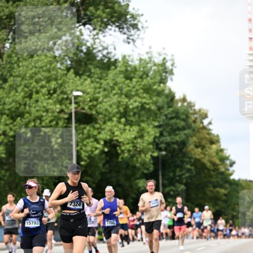 29.06.2025 - hella hamburg halbmarathon Dr. Thomas Lammeyer http://msf.ph/oto/8311294 29.06.2025 10:38:27 Kennedybrücke 1025, 1705, 1764, 1787, 2038, 2276, 2464, 2496, 2510, 2511, 2933, 3145, 3829, 4445, 4479, 4540, 4942, 5096, 5566, 5569, 5609, 5691, 6034, 6105, 6109, 6574, 6718, 6727, 6843, 7324, 7329, 7644, 8202, 8282, 9094, 9514, 10007, 10071, 10561, 10564, 11122, 11245, 11338, 11432 meine-sportfotos.de