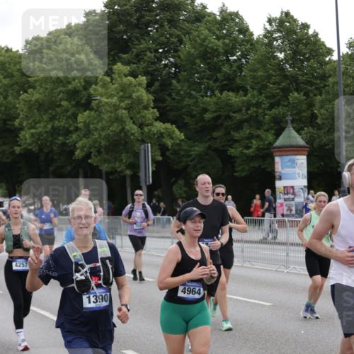 29.06.2025 - hella hamburg halbmarathon Jannik Wohlers http://msf.ph/oto/8311361 29.06.2025 10:38:30 Lombardsbrücke 56, 1232, 1390, 1451, 2524, 2534, 2693, 3307, 3745, 3927, 4257, 4320, 4410, 4964, 6062, 7263, 7849, 8367, 8583, 8747, 8783, 9455, 9708, 10072, 10554, 10604, 11059, 12028, 12072, 12722, 13060, 13922, 14557, 14558, 14856, 15755, 16181, 16346, 16388, 18050, 18504 meine-sportfotos.de