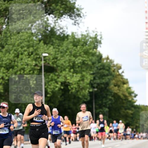 29.06.2025 - hella hamburg halbmarathon Dr. Thomas Lammeyer http://msf.ph/oto/8311367 29.06.2025 10:38:27 Kennedybrücke 1025, 1705, 1764, 1787, 2038, 2276, 2464, 2496, 2510, 2511, 2933, 3145, 3829, 4445, 4479, 4540, 4942, 5096, 5566, 5569, 5609, 5691, 6034, 6105, 6109, 6574, 6718, 6727, 6843, 7324, 7329, 7644, 8202, 8282, 9094, 9514, 10007, 10071, 10561, 10564, 11122, 11245, 11338, 11432 meine-sportfotos.de