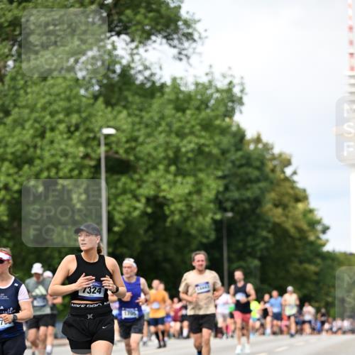 29.06.2025 - hella hamburg halbmarathon Dr. Thomas Lammeyer http://msf.ph/oto/8311389 29.06.2025 10:38:28 Kennedybrücke 1025, 1705, 1764, 1787, 2038, 2276, 2464, 2496, 2510, 2511, 2933, 3145, 3829, 4445, 4479, 4540, 4942, 5096, 5566, 5569, 5609, 5691, 6034, 6105, 6109, 6574, 6718, 6727, 6843, 7324, 7329, 7644, 8202, 8282, 9094, 9514, 10007, 10071, 10561, 10564, 10674, 11122, 11245, 11338, 11432 meine-sportfotos.de